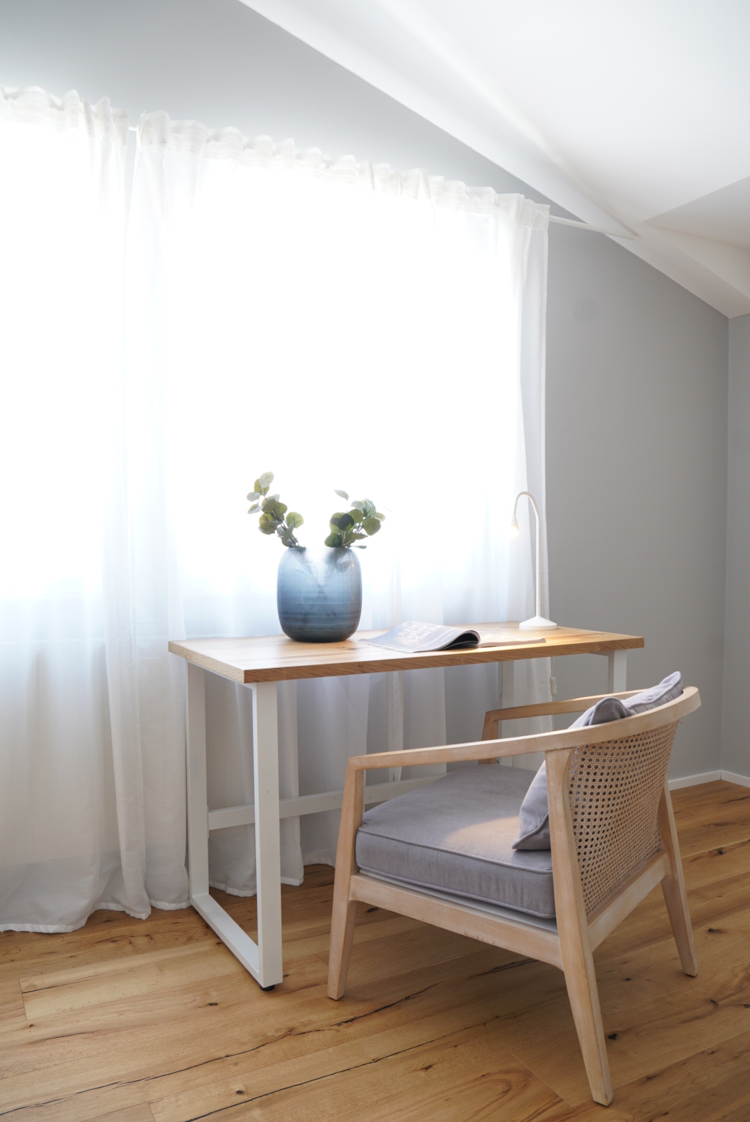 [Cozy bedroom with high-quality bed and modern design – furnished apartment Graz]